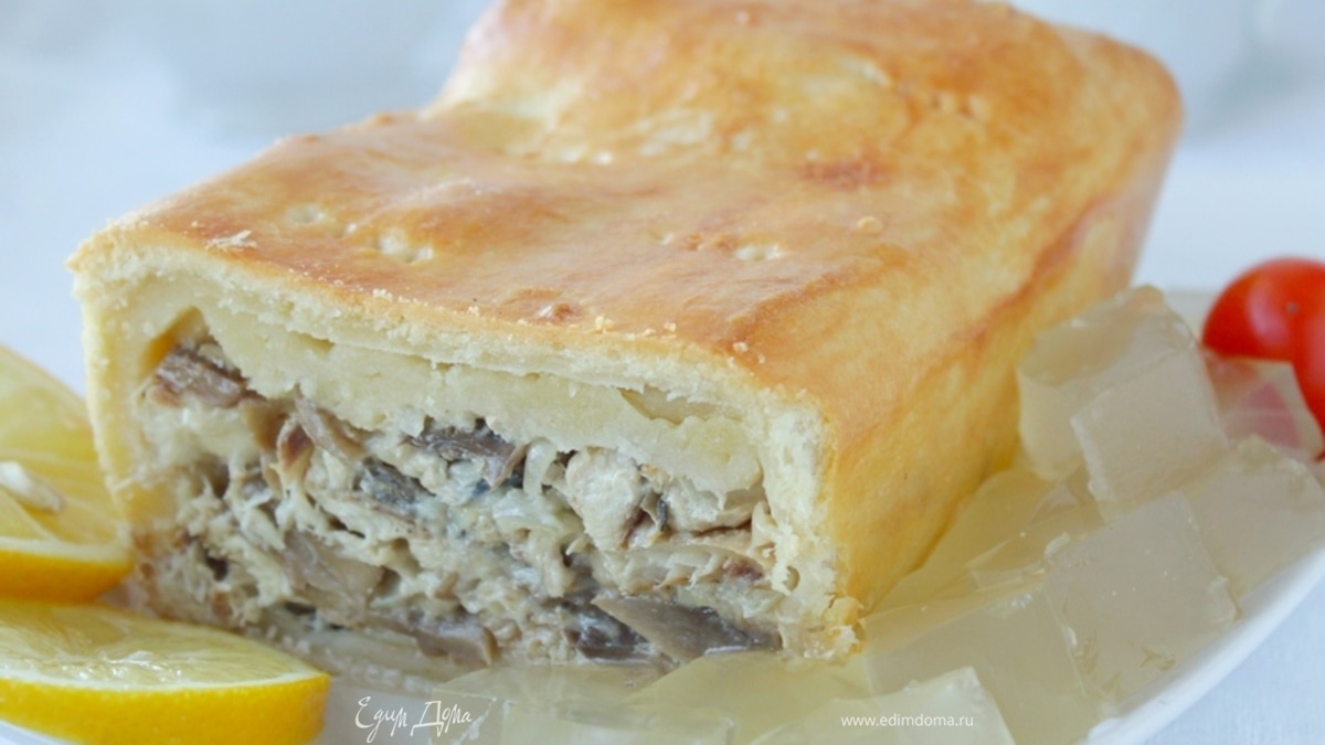 Пирог со скумбрией и грибами