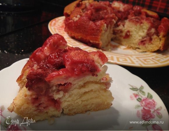 Постный медовый пирог с клубникой