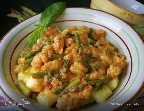 Ньокки с креветками и спаржей