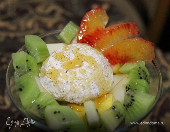 Фруктовый салат с мороженым и медом Фруктовый салат с мороженым и медом