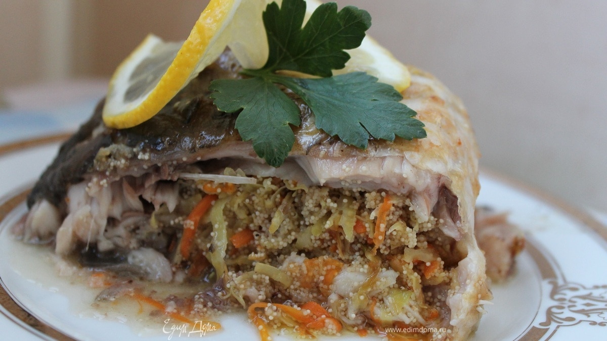 Запеченный карп с капустой и икрой