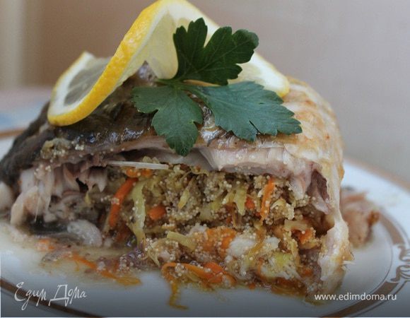 Запеченный карп с капустой и икрой