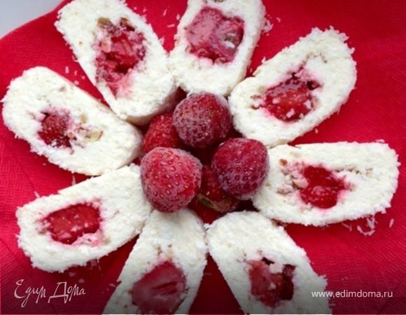 Творожный десерт-рулет с клубникой и миндалем