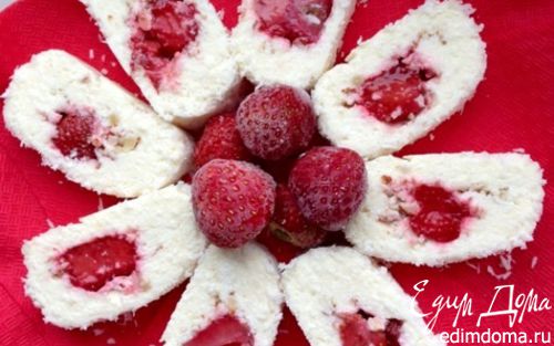 Рецепт Творожный десерт-рулет с клубникой и миндалем