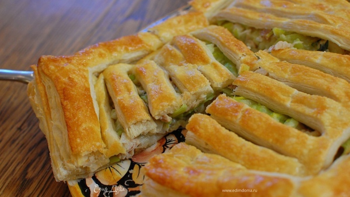 Быстрый пирог с курицей и луком-пореем