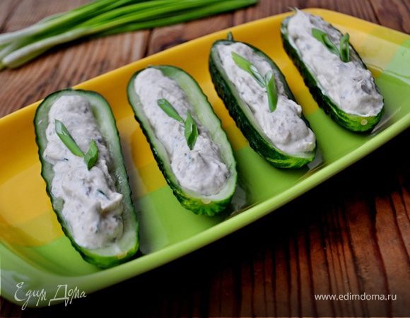 Закуска из огурцов, фаршированных горбушей