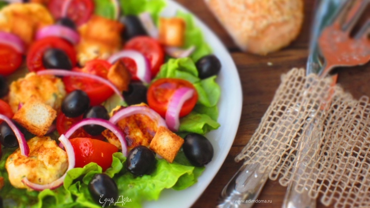 Овощной салат с куриными фрикадельками