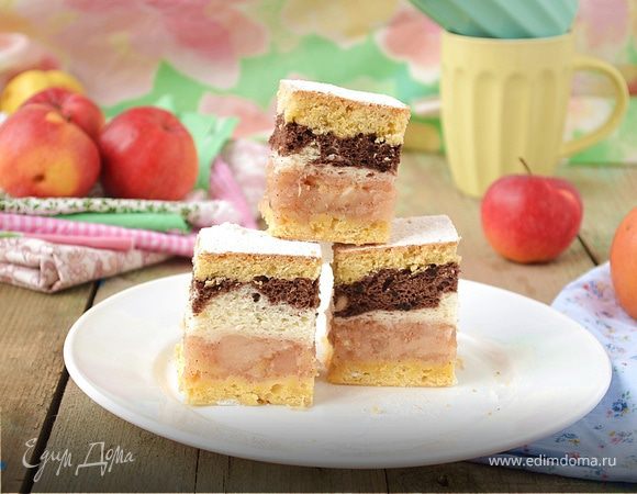 Яблочная шарлотка под двухцветным бисквитом