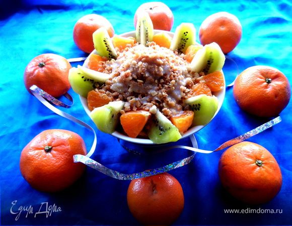 Фруктовый салат с овсяной крошкой и сгущенкой Фруктовый салат с овсяной крошкой и сгущенкой