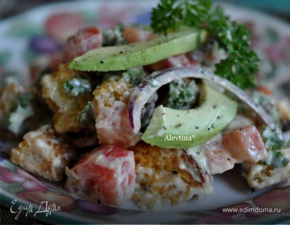 Салат с авокадо и гренками