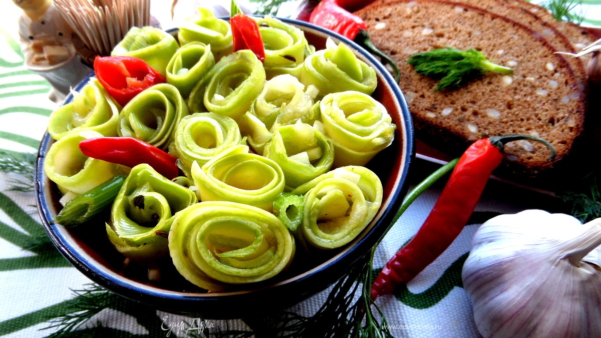 Маринованные роллы из молодых кабачков