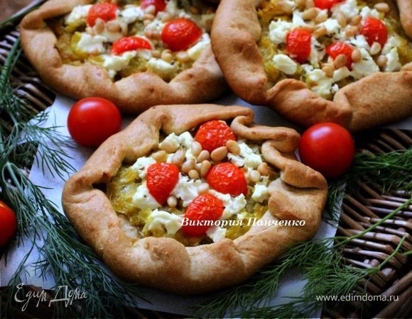 Мини-галеты из цельнозерновой муки с луком-пореем, козьим сыром и кедровыми орехами Мини-галеты из цельнозерновой муки с луком-пореем, козьим сыром и кедровыми орехами