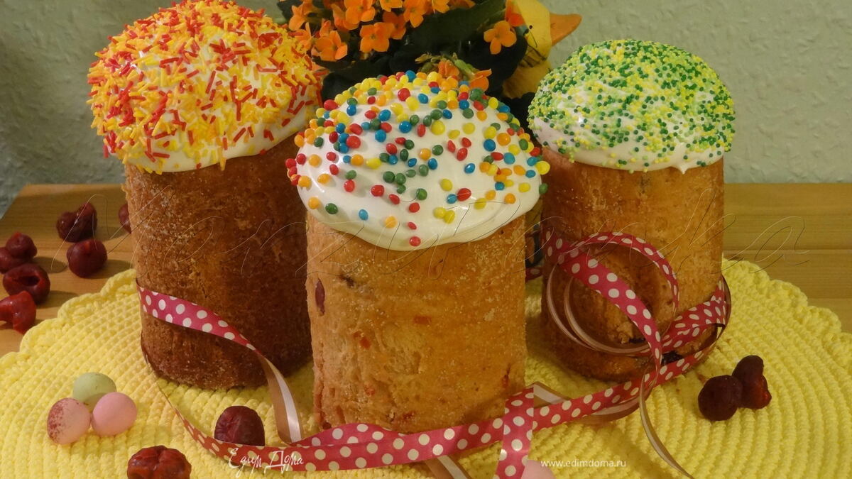 Кулич с вяленой вишней и кедровыми орешками