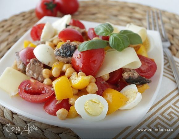 Салат с тунцом, нутом и перепелиными яйцами