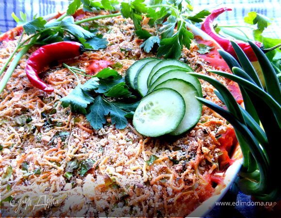 Баварские колбаски с итальянской пастой под сырным штрейзелем Баварские колбаски с итальянской пастой под сырным штрейзелем