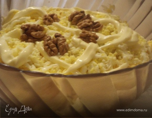 Салат "Чёрная жемчужина" с крабовыми палочками, сыром и яйцом Салат "Чёрная жемчужина" с крабовыми палочками, сыром и яйцом