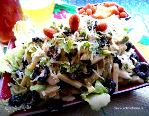 Сырный салат с оливками и авокадо