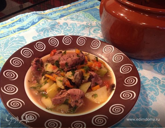 Говядина тушеная с овощами в горшочке
