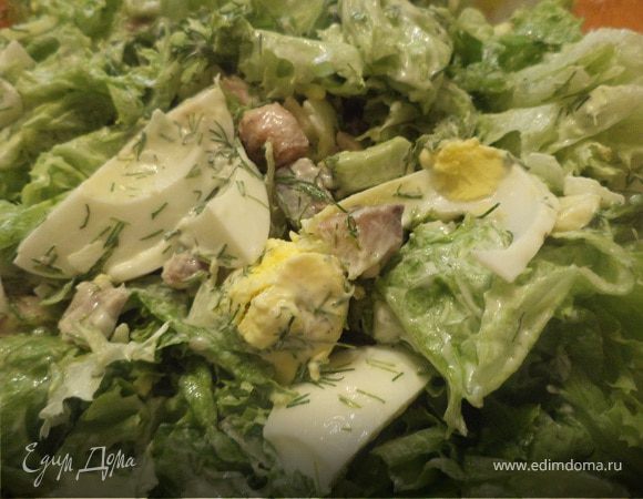 Салат из авокадо, копченой рыбки и бекона