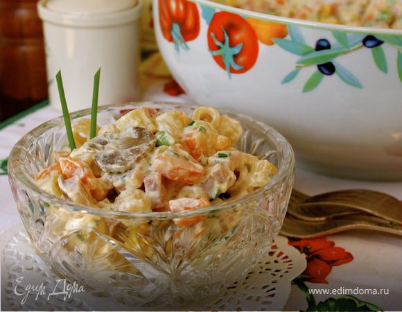 Салат из ветчины и макарон под соусом рикотта