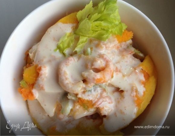 Салат с манго и креветками под сырным соусом