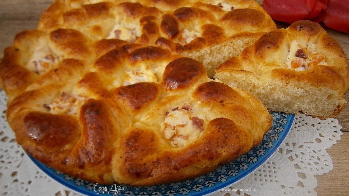 Пирог из картофельного теста с творогом и беконом