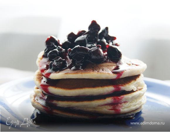 Панкейки творожные со смородиново-медовым соусом Панкейки творожные со смородиново-медовым соусом