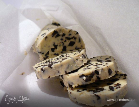 Закусочный рулет-соус из сливочного масла с черными маслинами