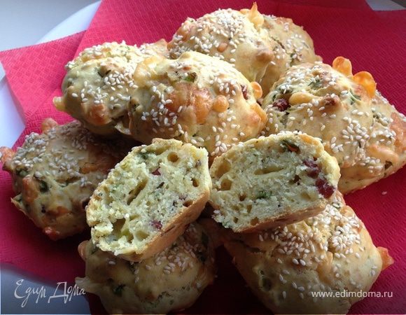 Закусочные кексы на сыворотке с сыром и охотничьими колбасками