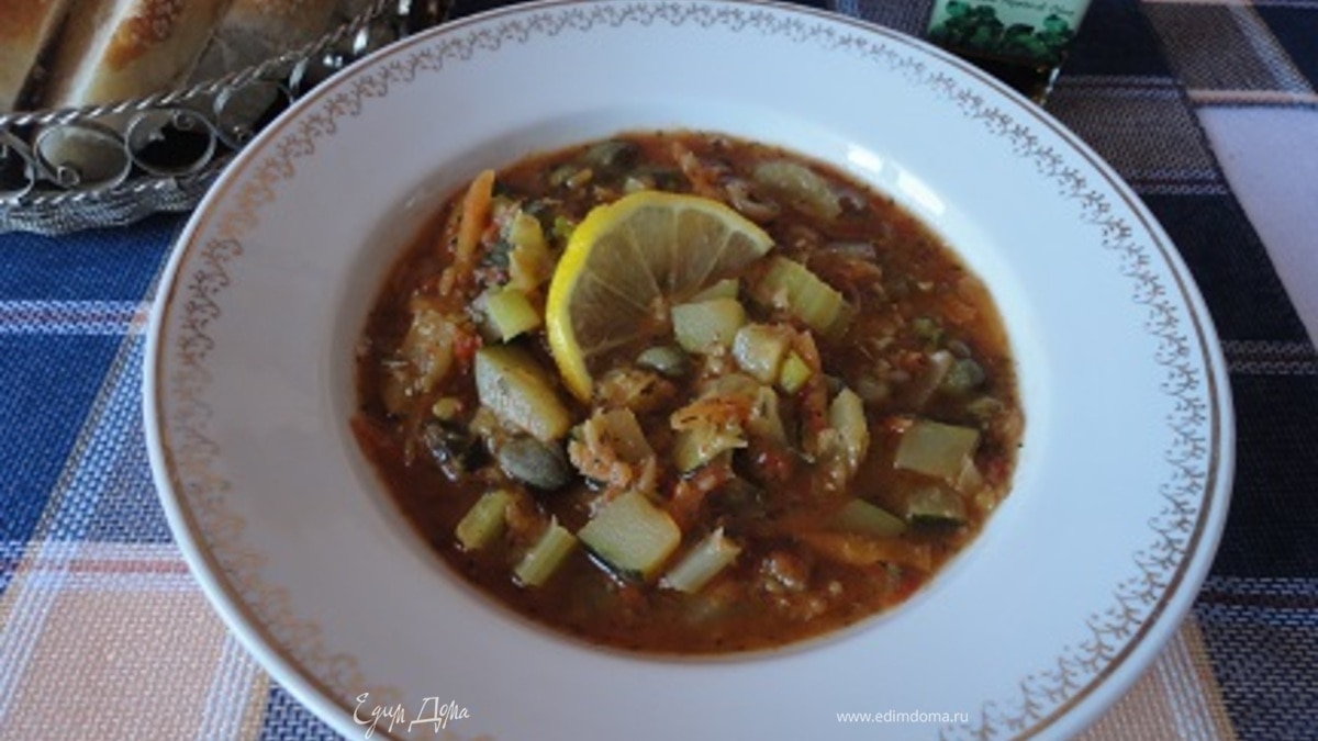 Освежающий чечевичный суп с кабачками