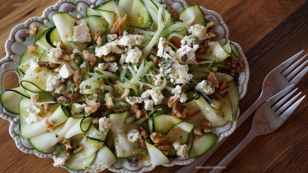 Салат с голубым сыром и овощами