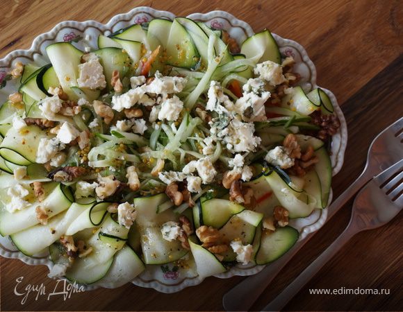 Салат с голубым сыром и овощами Салат с голубым сыром и овощами