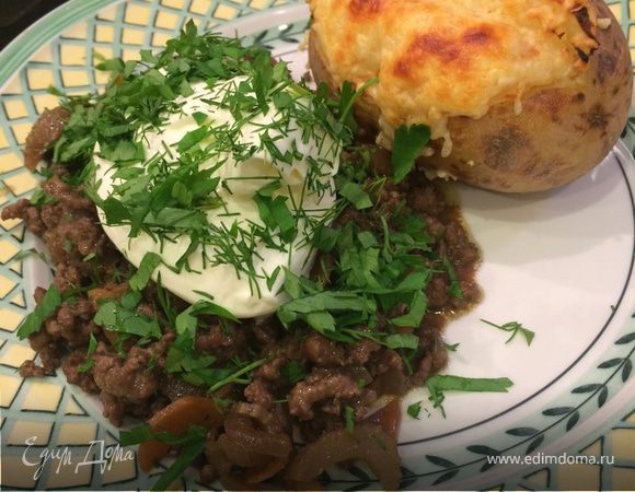 Картофель, запеченный в фольге с мясным рагу Картофель, запеченный в фольге с мясным рагу