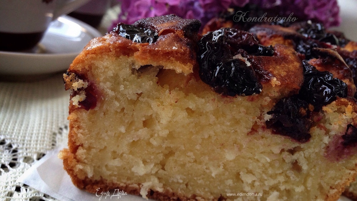 Кокосовый кекс с вишней