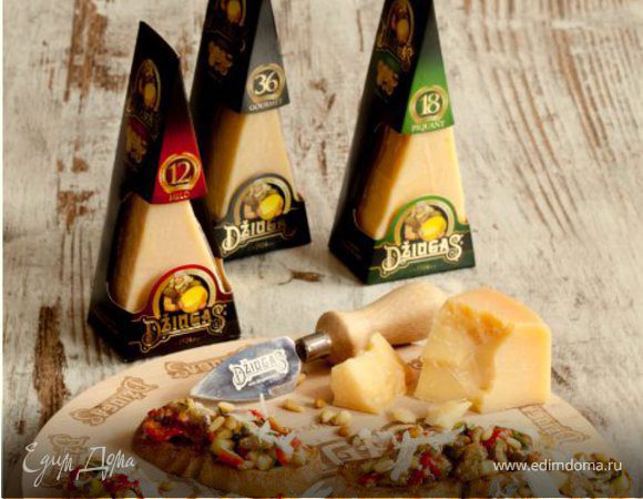 Брускетта с томатами, кедровыми орехами и сыром