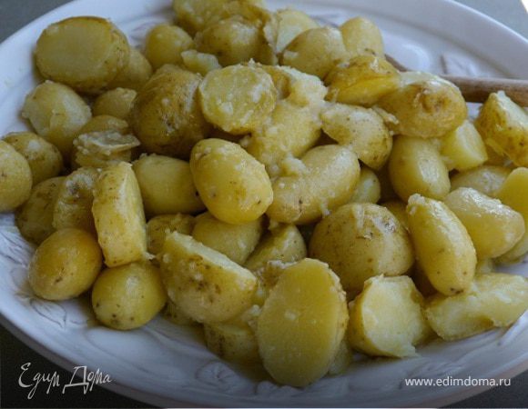 Молодой картофель с хрустящим салатом