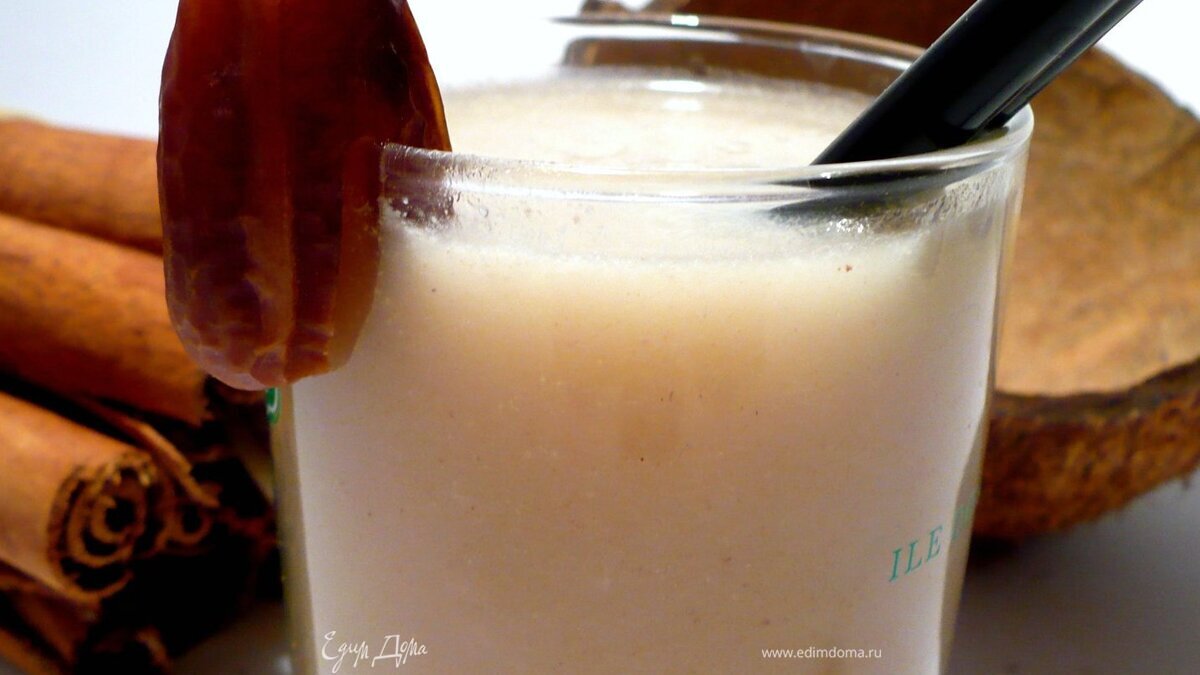 Освежающий напиток с финиками и кокосом