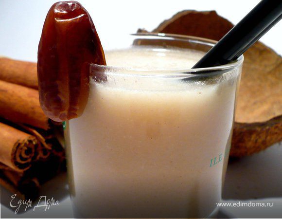 Освежающий напиток с финиками и кокосом