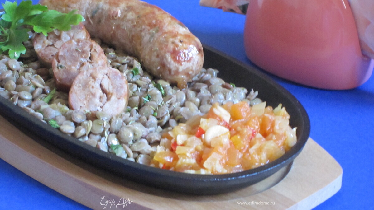 Свиные колбаски с чечевицей