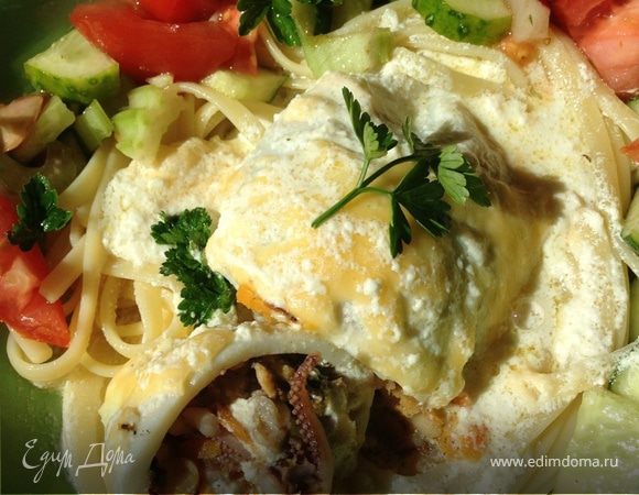 Кальмары, фаршированные морепродуктами, под сливочным соусом 
