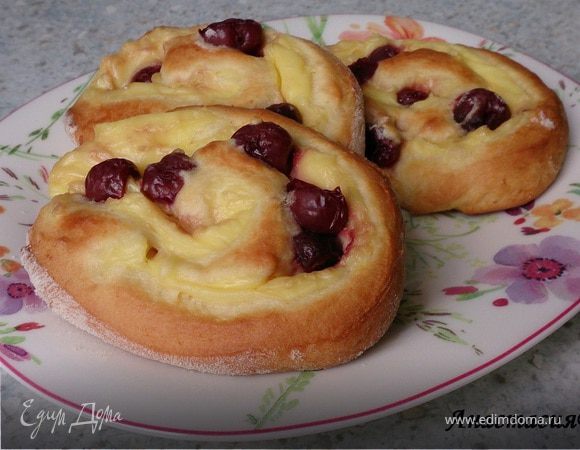 Дрожжевые плюшки с вишней и пудингом