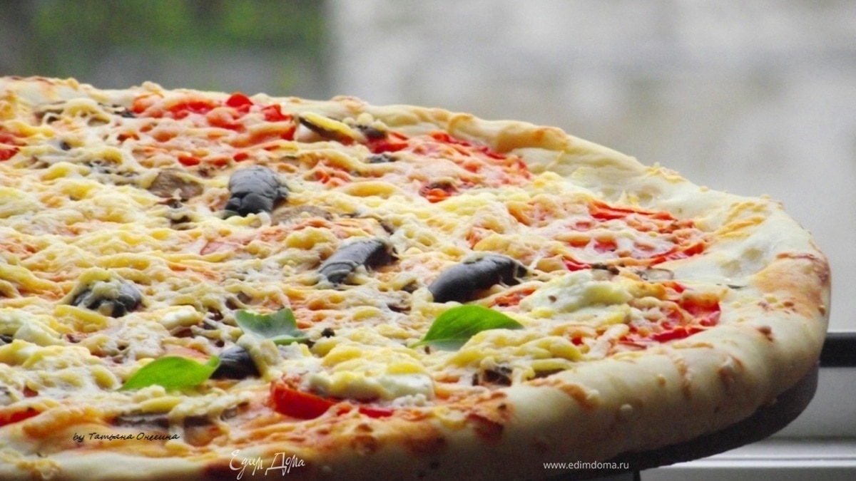 Пицца с фетой, помидорами и оливками