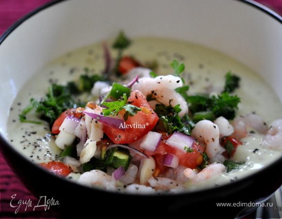 Суп с томатной сальсой, креветками и авокадо