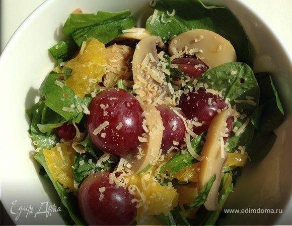 Салат со щавелем, виноградом и шампиньонами