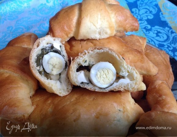 Слойки с щавелем, сыром и яйцом