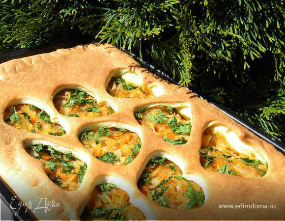 Масляный пирог с маринованной капустой