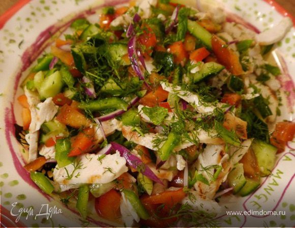 Салат из сладкого перца с огурцом и куриной грудкой 