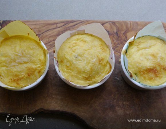 Суфле с горошком, грюйером и розовым перцем