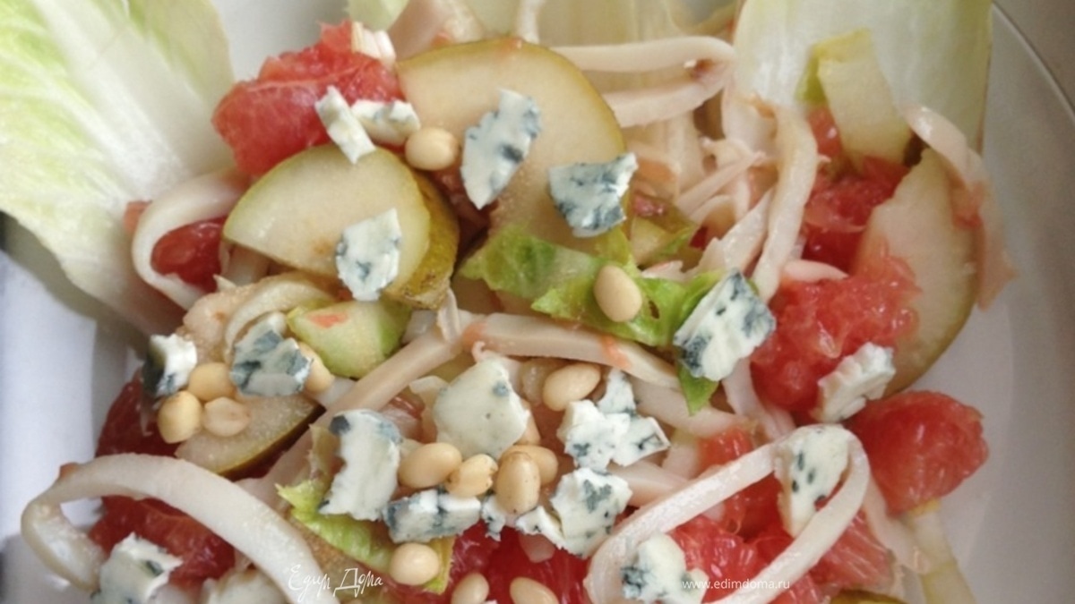 Салат с кальмарами, грейпфрутом и цикорием