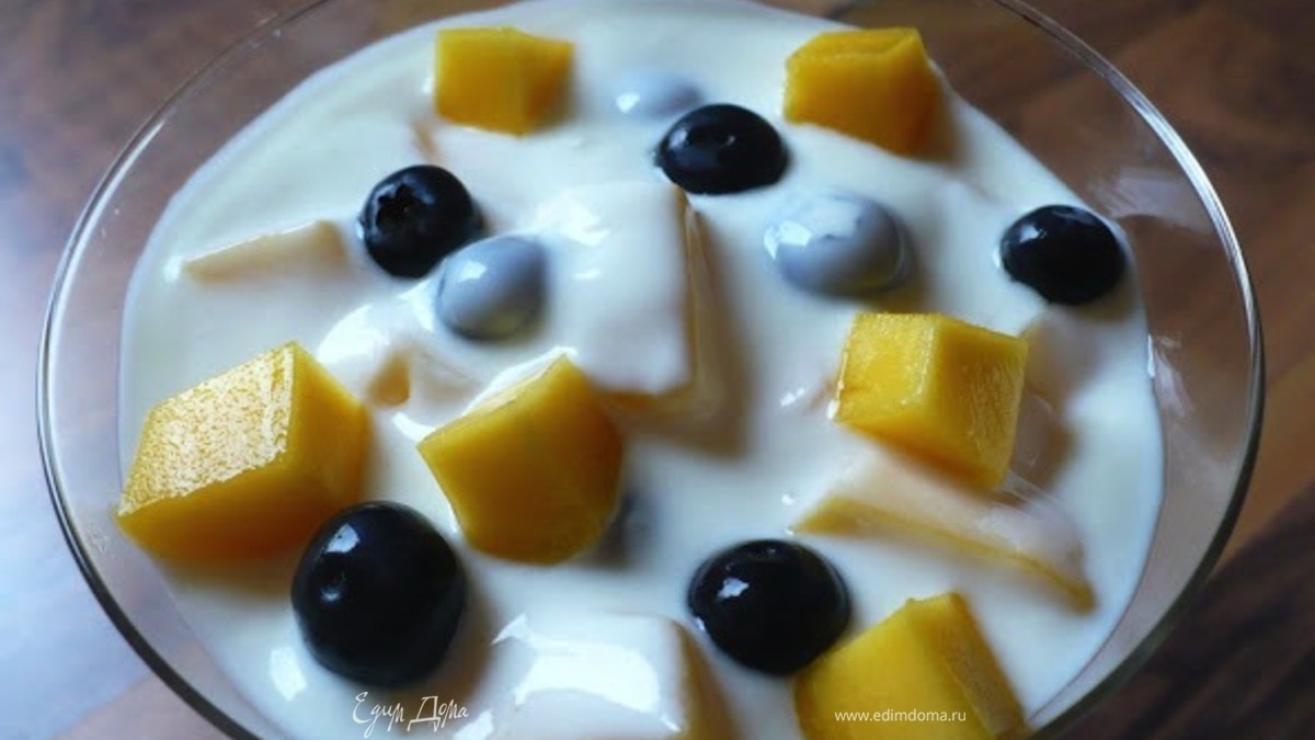 Ванильный йогурт с манго и черникой